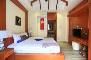 Un dormitorio con una gran cama blanca y un televisor. en 3bedroom pool villa only 250m to the Rawai beach F10, en Phuket 71 fotos más