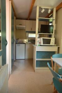 a small kitchen with a counter and a stove at Bungalows, Camping Vega de Francia in Sotoserrano