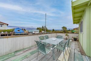 A balcony or terrace at M&M Cottage by the Beach