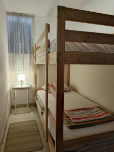 Katil dua tingkat atau katil-katil dua tingkat dalam bilik di Diana