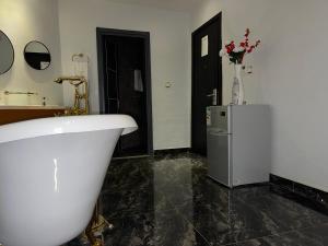 Hôtel Vendôme Douala的一间浴室