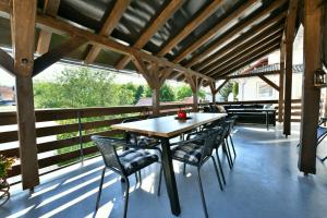 Reštaurácia alebo iné gastronomické zariadenie v ubytovaní Apartmani Brium