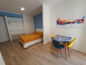 パレルモにあるA casa di Claudiaのベッドルーム1室(ベッド1台、テーブル、椅子付)