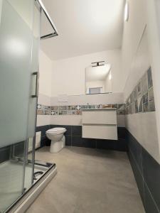 パレルモにあるA casa di Claudiaのバスルーム(トイレ、ガラス張りのシャワー付)