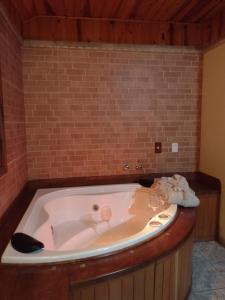 uma banheira com copos de vinho em cima em Pousada Chales Monte Verde em Monte Verde mais 5 fotografias