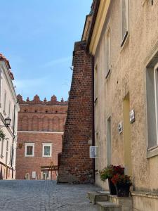 un pilar de ladrillo en el lateral de un edificio en Apartament na Starówce en Sandomierz