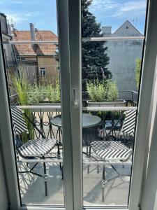 una ventana con vistas a una mesa y sillas en Apartament na Starówce, en Sandomierz