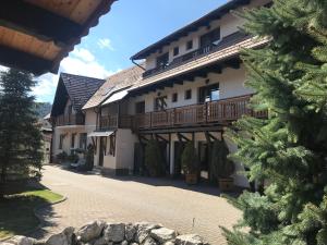 un gran edificio con balcón en una calle en Pensiunea Haiduc Sacele Brasov, en Săcele