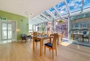 Ein Restaurant oder anderes Speiselokal in der Unterkunft ART HOTEL HOUSE ONE 