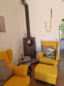 - un salon avec deux chaises et un poêle à bois dans l'établissement Casa Aresula, à San Teodoro