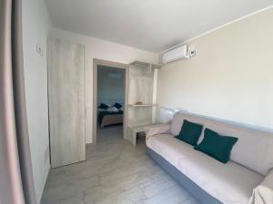 sala de estar con sofá y dormitorio en Villa Lentischio en Budoni