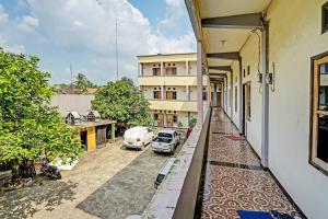 vista dal balcone di un edificio di OYO 90508 Wisma Kenanga a Palembang