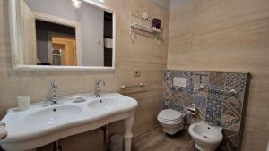 A bathroom at La Perla del Borgo B&B