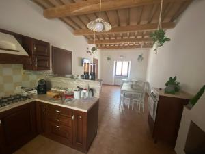 A kitchen or kitchenette at B&B I Giardini