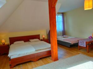 Кровать или кровати в номере Dworek Azalia