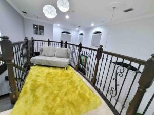 einen Stuhl auf einem Balkon mit gelbem Teppich in der Unterkunft Luxury mansion with pool jacuzzi BBQ for ultimate scape in Tamiami + 75 Fotos