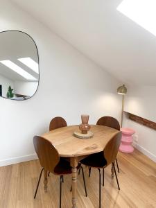 a dining room with a table and chairs and a mirror at Appartement au centre de Toulouse in Toulouse