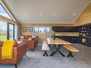 ein Wohnzimmer mit Sofa und Tisch in der Unterkunft Manawa - Ohakune Holiday Home in Ohakune