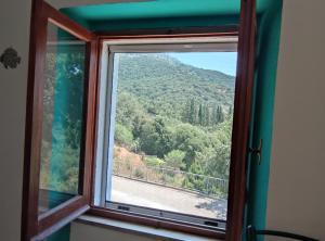 ventana con vistas a la montaña en Sa Dommu 'e su coro en Triei