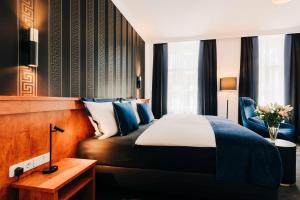 a hotel room with a bed and a desk at DAS v EVERT Hotel - am Congress Centrum Würzburg in Würzburg