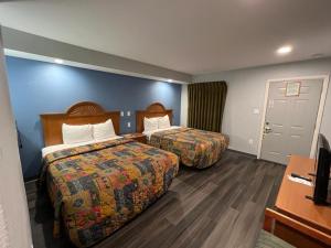ビショップにあるBishop Elms Motelのベッド2台とデスクが備わるホテルルームです。