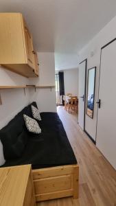 um quarto com uma cama grande num quarto em Appartement de station rénovée avec parking em Habère-Poche