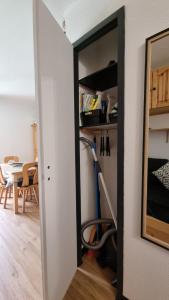 une chambre avec une porte s'ouvrant sur une chambre avec une cuisine dans l'établissement Appartement de station rénovée avec parking, à Habère-Poche