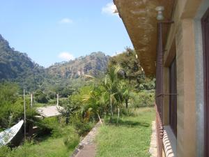 トゥライヤカパンにあるPosada Xamicalliの山の景色を望む家の窓