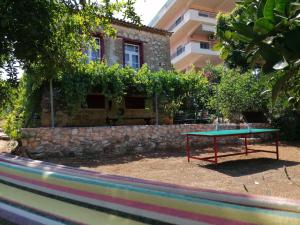 stół do ping ponga przed budynkiem w obiekcie Traditional olive house - Gargalianoi w mieście Gargaliánoi