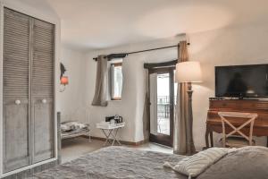 Μια τηλεόραση ή/και κέντρο ψυχαγωγίας στο Maison d'hôtes Le Hameau de la Mûre