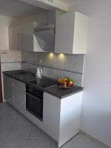 Kuchyň nebo kuchyňský kout v ubytování Apartmani I & J Šerić