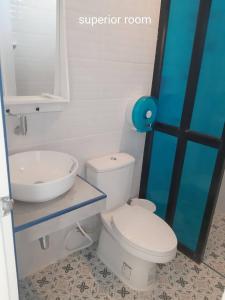 bagno con servizi igienici e lavandino di Blue sky Koh larn Resort a Ko Larn