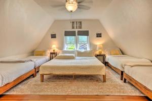Säng eller sängar i ett rum på The Old McCullough Home with Rooftop Deck, View