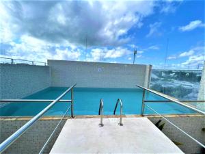 una piscina en la azotea de un edificio en Hotel 12 BEES by Kavia, en Playa del Carmen