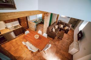 een uitzicht over de eetkamer en de woonkamer bij EL PATIO DE LAS TINAJAS in Sotillo de la Adrada