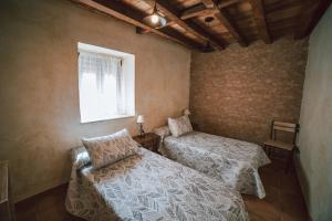 Un pat sau paturi într-o cameră la EL PATIO DE LAS TINAJAS