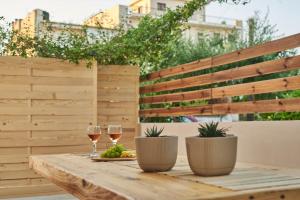 una mesa con dos copas de vino y un plato de fruta en Mariñeiro Apartment!, en Zakynthos