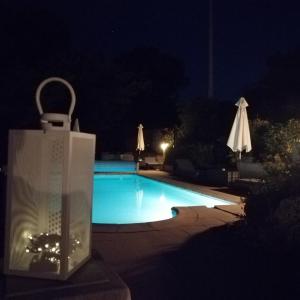 una piscina por la noche con luz en Villa Bayarde, en Figanières