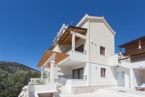 ein Haus auf dem Hügel mit blauem Himmel in der Unterkunft Villa Maestral in Vinišće