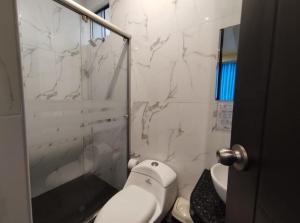 ImperialHotel Konford Cañete的带马桶和玻璃淋浴间的浴室 更多20张照片