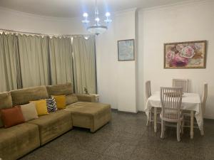 sala de estar con sofá y mesa en COPA 4 QUARTOS ENTRE PRAIA E METRÔ m, en Río de Janeiro