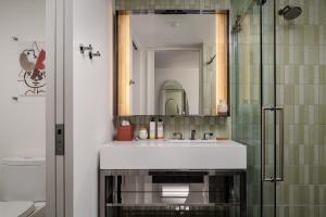 Timbri Hotel San Francisco, Curio Collection by Hilton的一间浴室