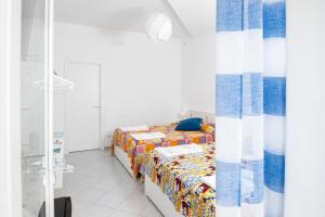 普羅奇達的住宿－La Casa sul Faro，一间卧室,配有两张床
