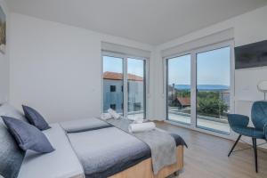 Posteľ alebo postele v izbe v ubytovaní Villa Andrea with heated Pool