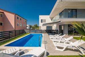 Bazén v ubytovaní Villa Andrea with heated Pool alebo v jeho blízkosti