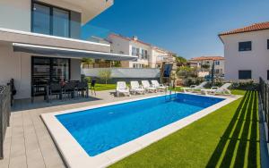 Bazén v ubytovaní Villa Andrea with heated Pool alebo v jeho blízkosti