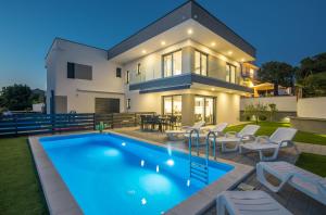 Bazén v ubytovaní Villa Andrea with heated Pool alebo v jeho blízkosti