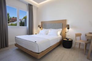 sypialnia z łóżkiem, biurkiem i oknem w obiekcie THE QUAD Luxury Villas w mieście Ligia +37 zdjęć