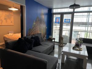 2 Bedroom FREE Parking by Concert Square sleeps 8休息區
