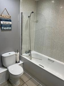A bathroom at 2 Bedroom FREE Parking by Concert Square sleeps 8